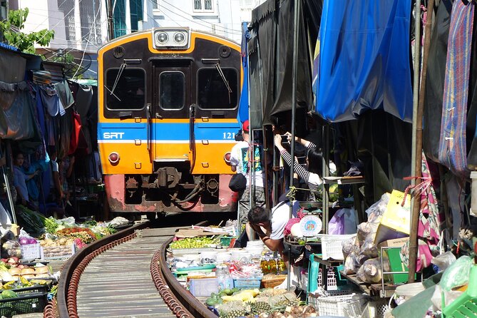 Bangkok: Floating Market and Train Tour with Guide in Spanish and English - The road to Ratchaburi and the canal market