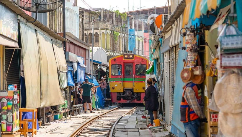 Bangkok: Floating Market, Phra Pathom Pagoda & Cafes Tour - Phra Pathom Chedi brings a quieter middle to the day