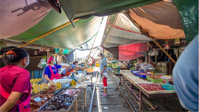 Bangkok: Floating Market, Phra Pathom Pagoda & Cafes Tour - Practical ways to make the day better