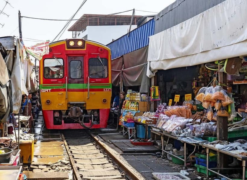 Bangkok: Floating Market & Railway Market with Hotel Pick Up - Approaching Damnoen Saduak by boat
