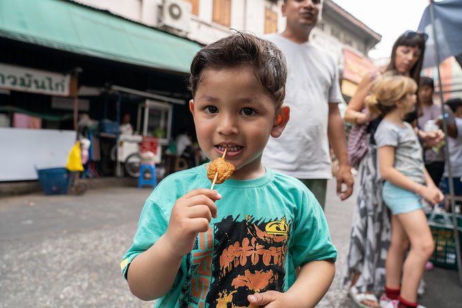 Bangkok Food Tour of Bang Rak with Local Guide - A wet market, tropical fruit, and local shopping