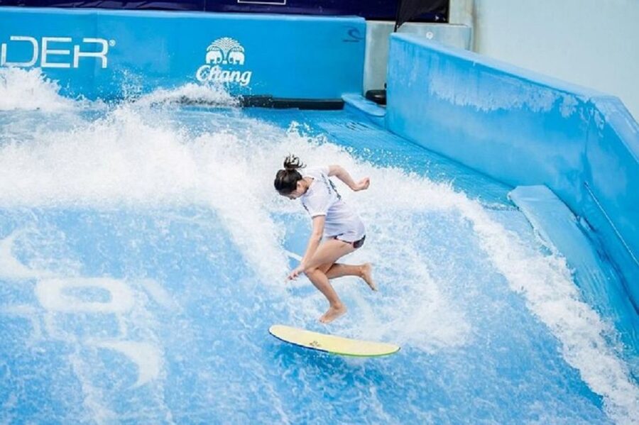 Bangkok: Fun Flow riding at Flow House Bangkok - Staff help turn a scary wave into a manageable challenge