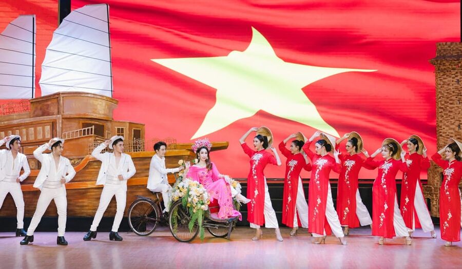 Bangkok: Golden Dome Cabaret Show Entry Ticket - The show’s music, dance, and stage effects
