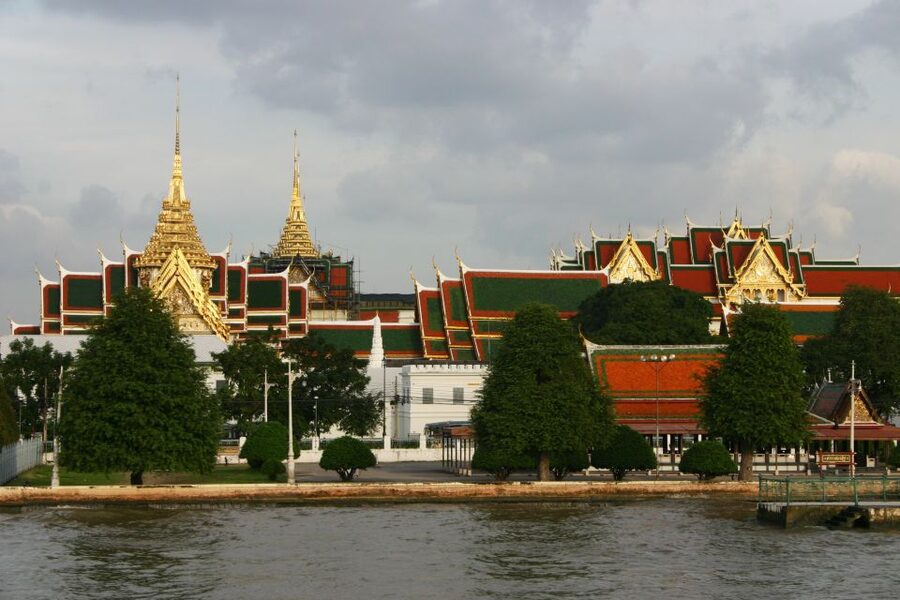 Bangkok: Grand palace and Iconic temple Half-Day Private - Entering the Grand Palace and Wat Phra Kaew
