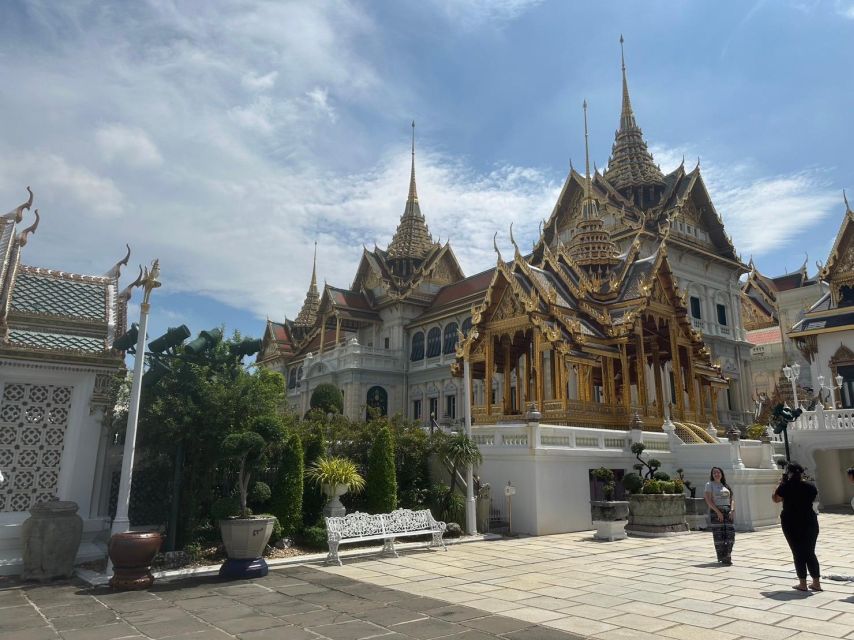 Bangkok: Grand palace and Iconic temple Half-Day Private - What the guide adds to the visit