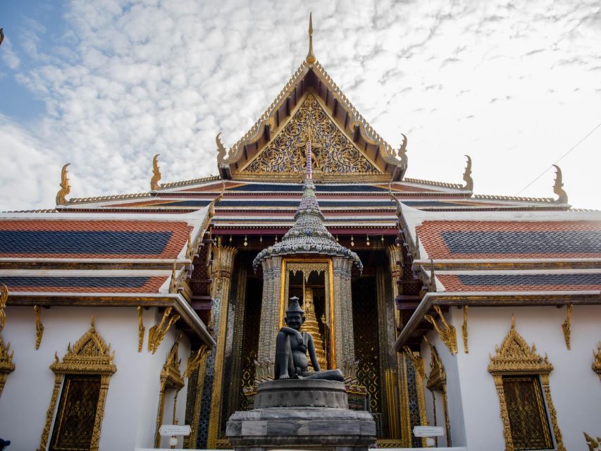 Bangkok: Grand Palace and Wat Arun Guided Walking Tour - Crossing the river by ferry