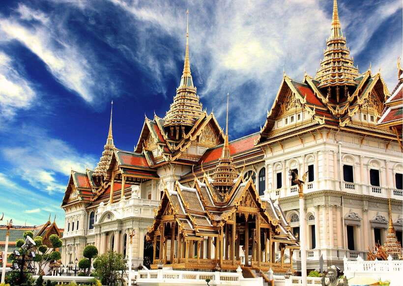 Bangkok: Grand Palace & Emerald Buddha Entry with Audioguide - The palace details are worth slowing down for