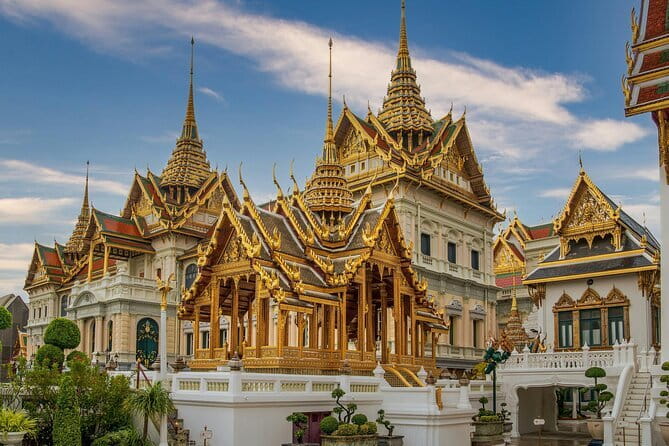 Bangkok: Grand Palace, Wat Pho and Chinatown Walking Tour - The Grand Palace and Wat Phra Kaew