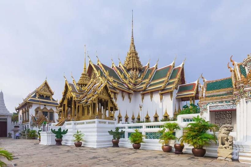 Bangkok: Grand Palace, Wat Pho, Wat Arun Sacred & Local Tour - Guides, group pace, and what the day feels like