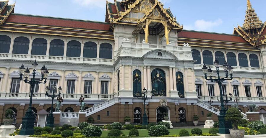 Bangkok: Grand Palace, Wat Pho & Wat Arun Tour in Italian - Starting at Sathorn Pier and crossing Bangkok by ferry