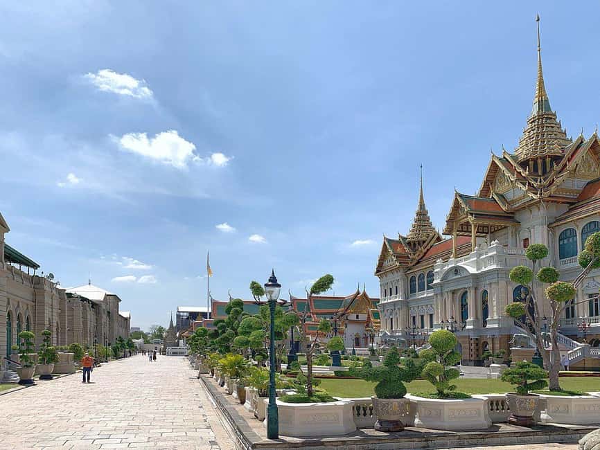 Bangkok: Grand Palace, Wat Pho & Wat Arun Tour in Italian - A short tuk-tuk ride to Wat Pho