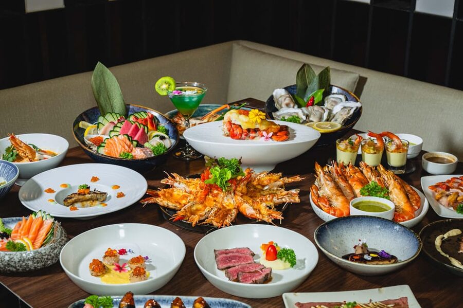 Bangkok: Great Harbour International Buffet - River Views and a Large Dining Room