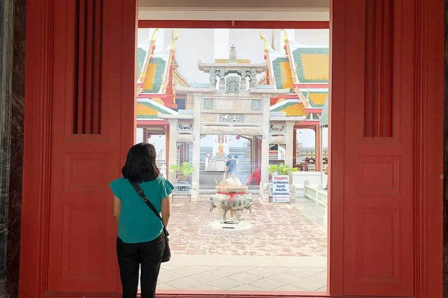 Bangkok: Historical Temples Tour & Hidden Bar at Sunset - Wat Kalayanamitr and its enormous seated Buddha