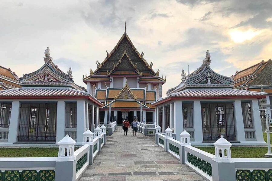 Bangkok: Historical Temples Tour & Hidden Bar at Sunset - Guides make the biggest difference