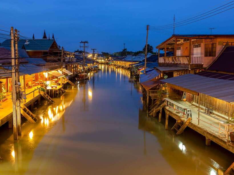 Bangkok: Maeklong Railway & Amphawa Floating Market Day Trip - A firefly cruise on the Maeklong River