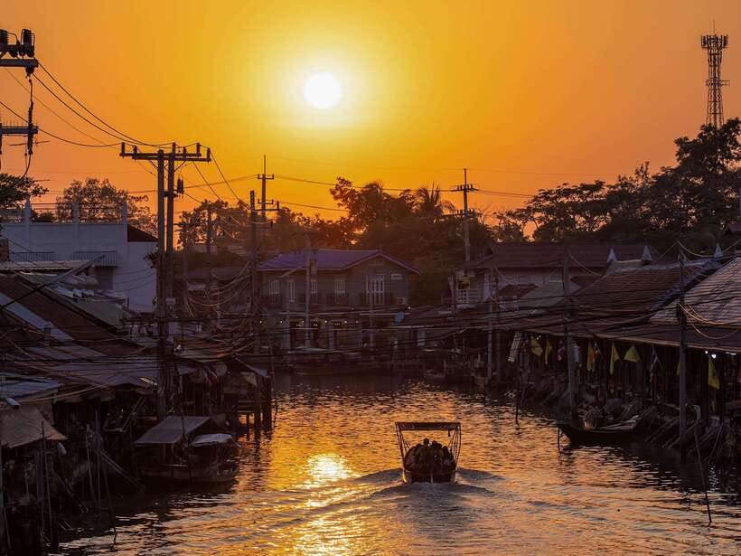 Bangkok: Maeklong Railway & Amphawa Floating Market Day Trip - Transport, pickup, and the pace of the day