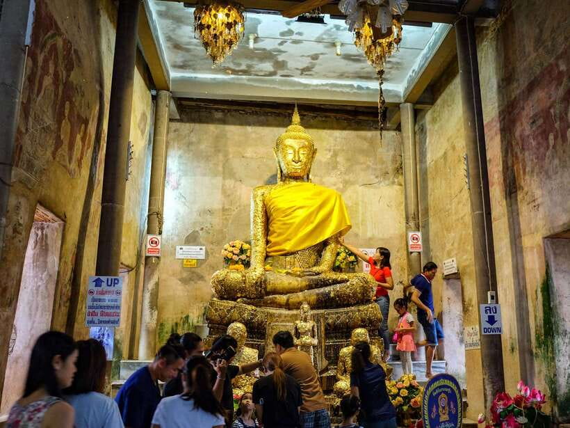 Bangkok: Maeklong Railway & Amphawa Floating Market Day Trip - What to pack for the markets and temple
