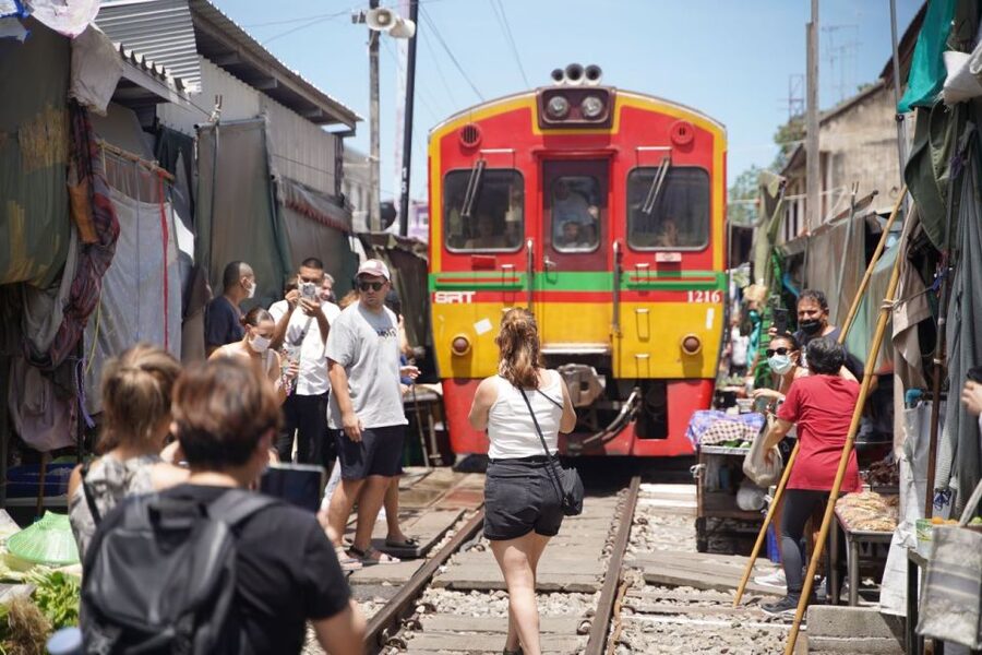 Bangkok: Maeklong Railway Market & Floating Market Tour - Choosing the right departure time