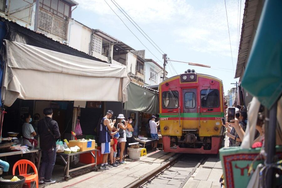 Bangkok: Maeklong Railway Market & Floating Market Tour - What you can see and taste at Maeklong