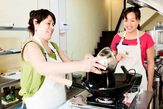 Bangkok: Maliwan Thai Cooking Class with Market Tour - Four dishes, generous portions, and plenty to eat