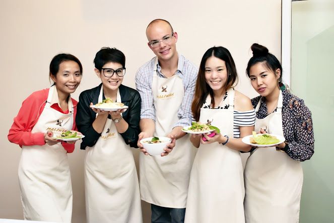 Bangkok: Maliwan Thai Cooking Class with Market Tour - Why the small group matters