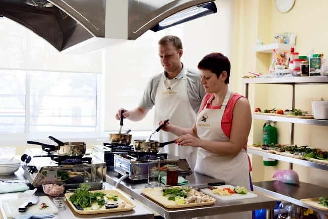 Bangkok: Maliwan Thai Cooking Class with Market Tour - Dietary needs and the fixed menu
