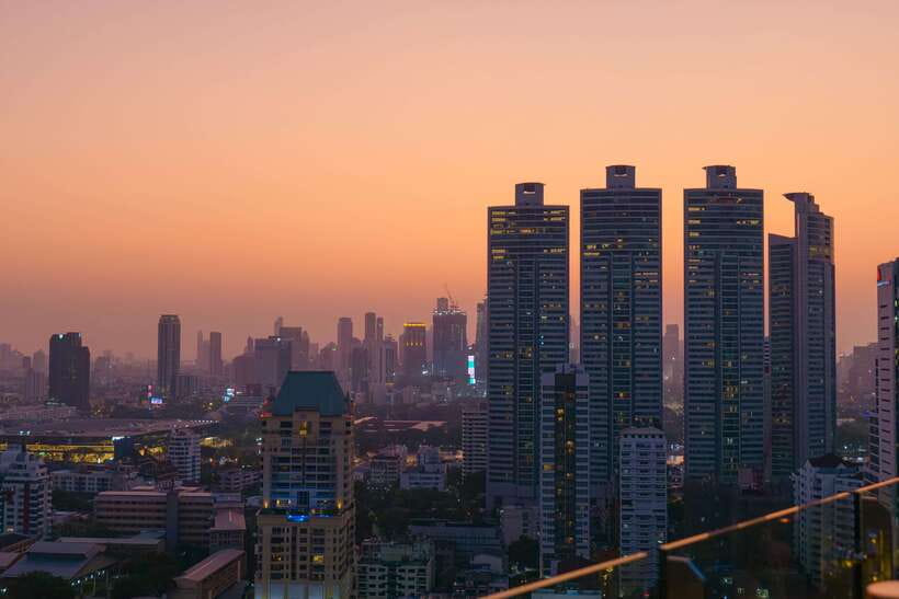 Bangkok: Mojjo Rooftop Lounge & Bar Food & Beverage Package - The first moments: skyline, seating, and atmosphere