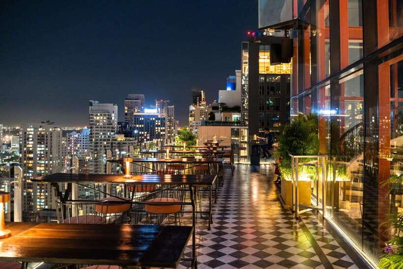 Bangkok: Mojjo Rooftop Lounge & Bar Food & Beverage Package - Live music and the social feel