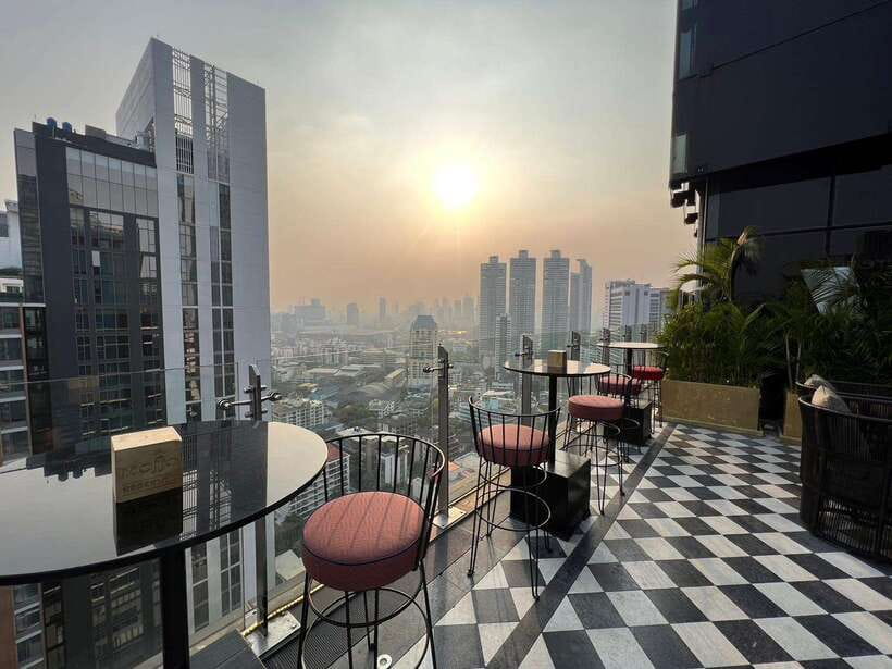 Bangkok: Mojjo Rooftop Lounge & Bar Food & Beverage Package - Arriving at the 32nd-floor rooftop