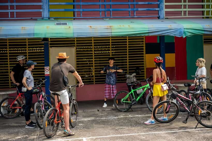 Bangkok: Must-Try Hidden Bike & Food Experience - Wat Kalayanamitr and the temple stop