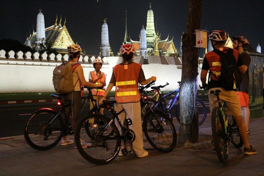 Bangkok: Night Bike Ride and Dinner at a Local Restaurant - A local meal before the main sightseeing