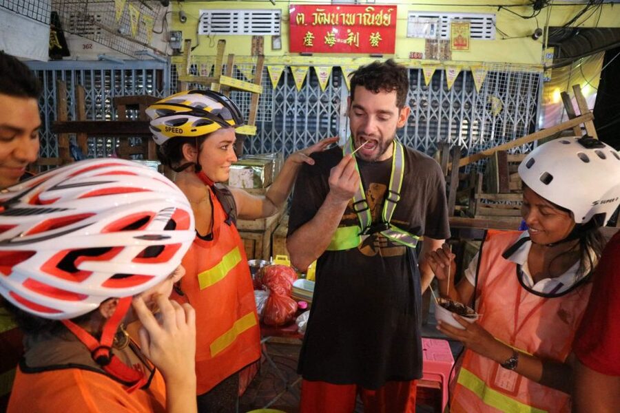 Bangkok: Night Bike Ride and Dinner at a Local Restaurant - Wat Pho, the Grand Palace, and historic Bangkok