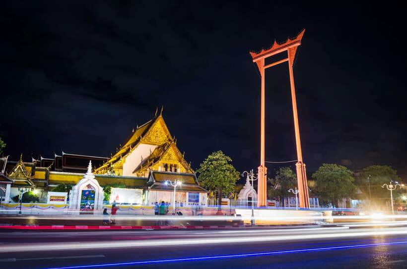 Bangkok: Night Bike Tour with Temples & Flower Market Visit - What $35 gets you