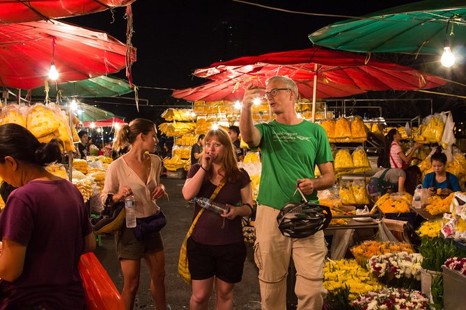 Bangkok: Night Bike Tour with Temples & Flower Market Visit - Wat Pho, the Grand Palace, and Sanam Luang