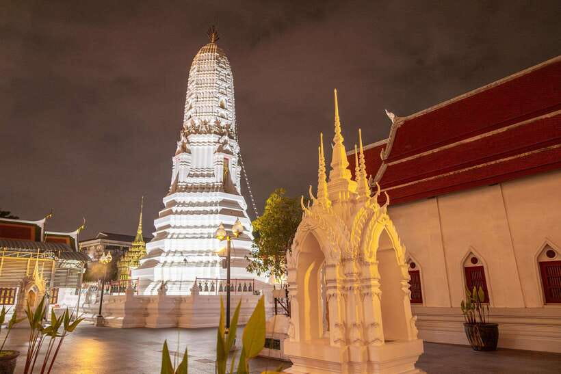 Bangkok: Night Bike Tour with Temples & Flower Market Visit - Safety, bikes, and the level of effort