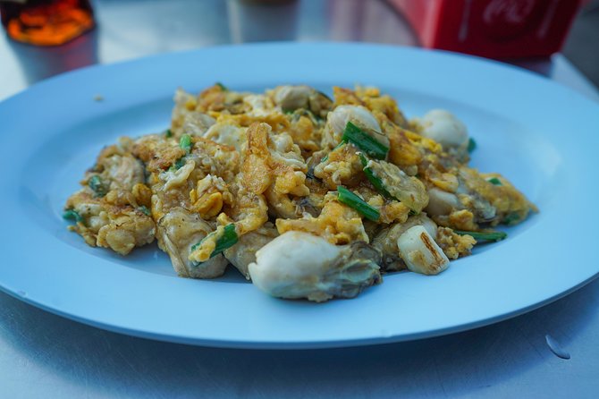 Bangkok Night Michelin Foodie Tour in Chinatown with 15+ tastings - Walking through Yaowarat after dark