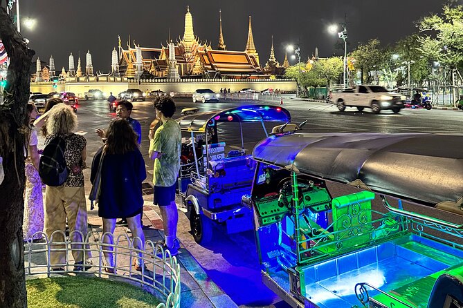Bangkok Night Tour: Food, Temple & Tuk Tuk - Wat Prayurawongsawat, a calm first stop