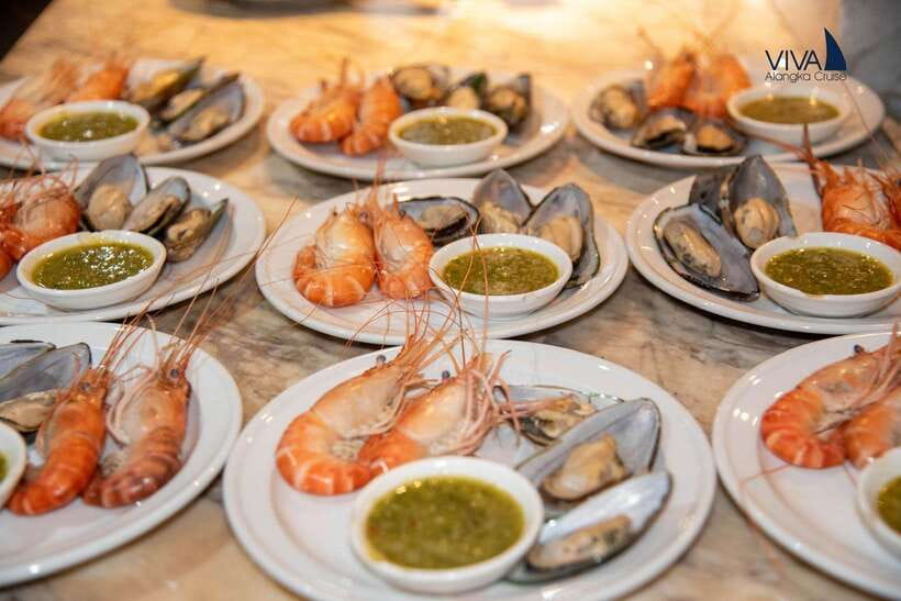 Bangkok: Noah 6 Stars Luxury Chaophraya River Dinner Cruise - The buffet: plenty of choice, limited elbow room