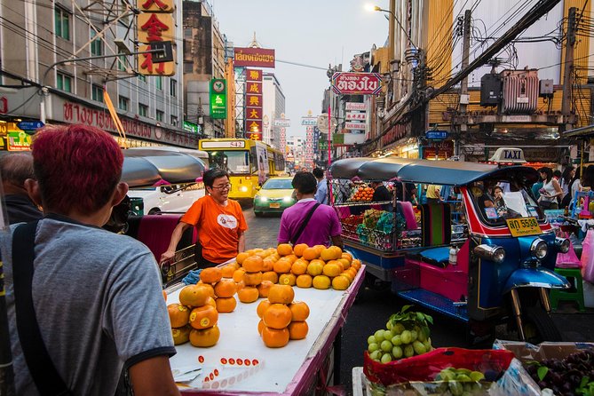 Bangkok Photography Masterclass - Private Photography Lesson - Erawan Shrine and Benjasiri Park for changing subjects
