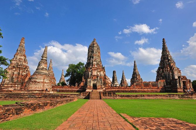 Bangkok: Private Ayutthaya and Bang Pa-In Summer Palace Tour - Lunch at a local Thai restaurant
