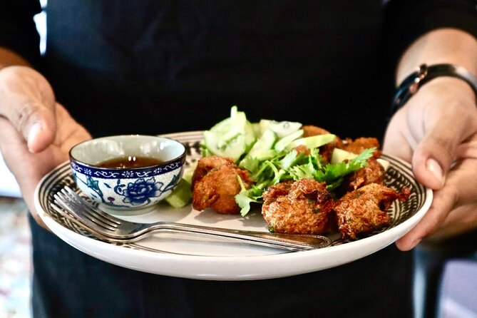 Bangkok Private Walking Food Tour with 10+ Tastings in Chinatown - Talat Noi adds older neighborhood character