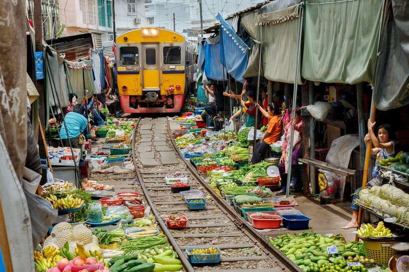 Bangkok: Railway and Floating Market Tour with Dragon Temple - Key points at a glance