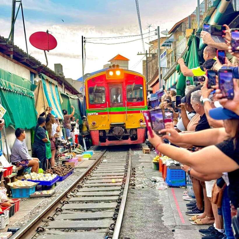 Bangkok: Railway and Floating Market Tour with Dragon Temple - Wat Sam Phran and the giant pink tower