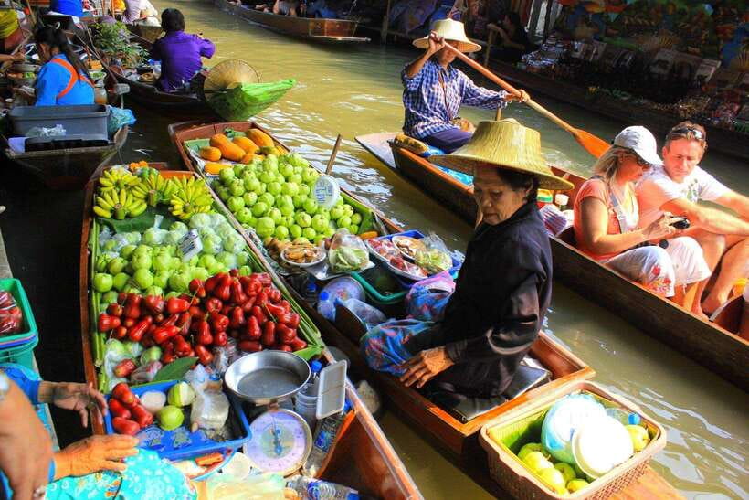 Bangkok: Railway and Floating Market Tour with Dragon Temple - What the day feels like on the road