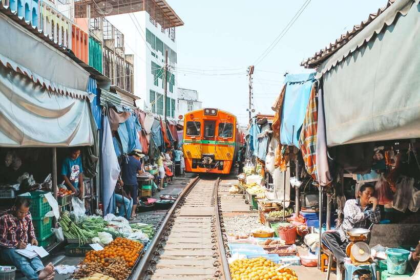 Bangkok: Railway and Floating Market Tour with Dragon Temple - Who should book this day trip?
