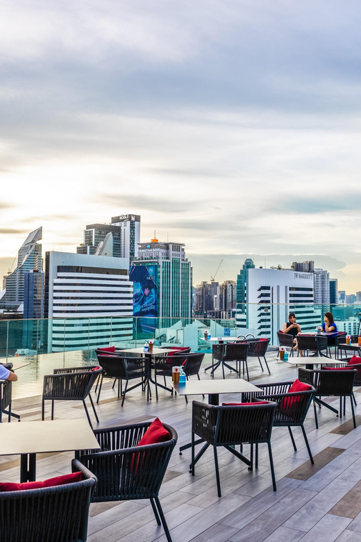 Bangkok: RedSquare Rooftop Bar at Novotel Sukhumvit 4 - Music, atmosphere, and the best type of evening