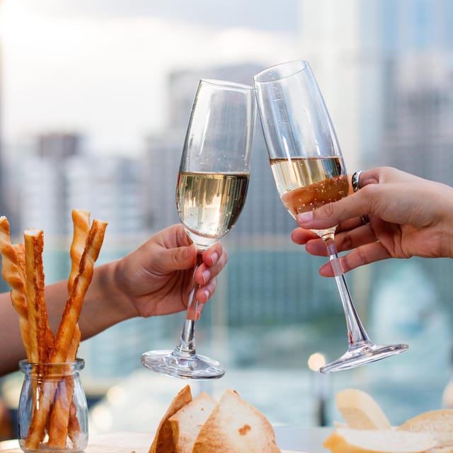 Bangkok: RedSquare Rooftop Bar at Novotel Sukhumvit 4 - Service and the small-group advantage