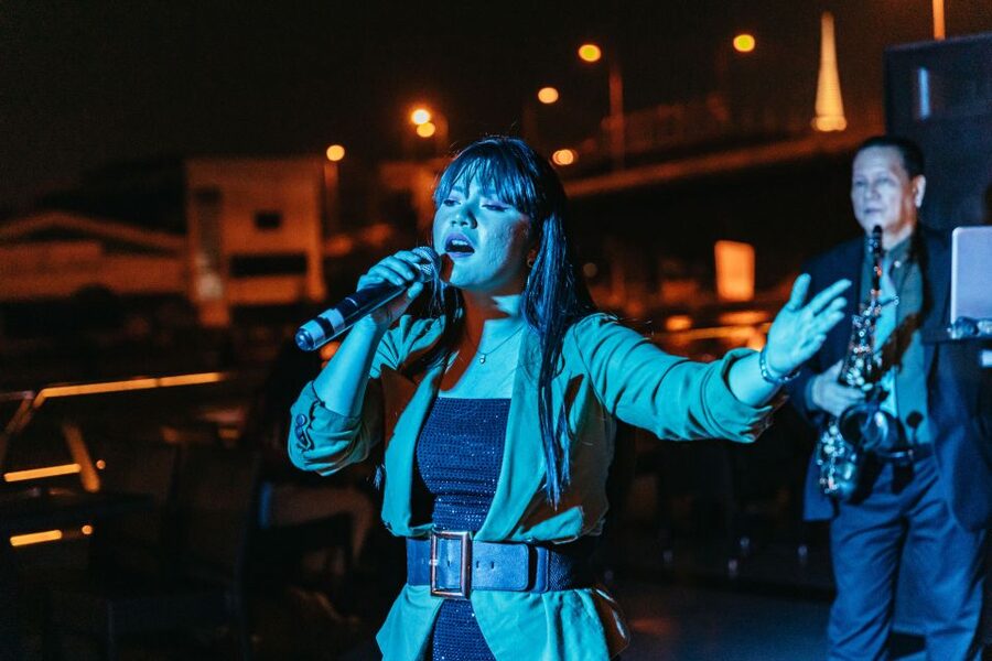 Bangkok: River Dinner Cruise on the Chao Phraya Princess - Live music, from background songs to dancing