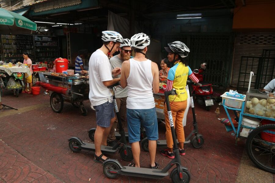 Bangkok: Riverside E-Scooter Adventure with StreetFood Snack - Wat Prayoon and the turtle stop