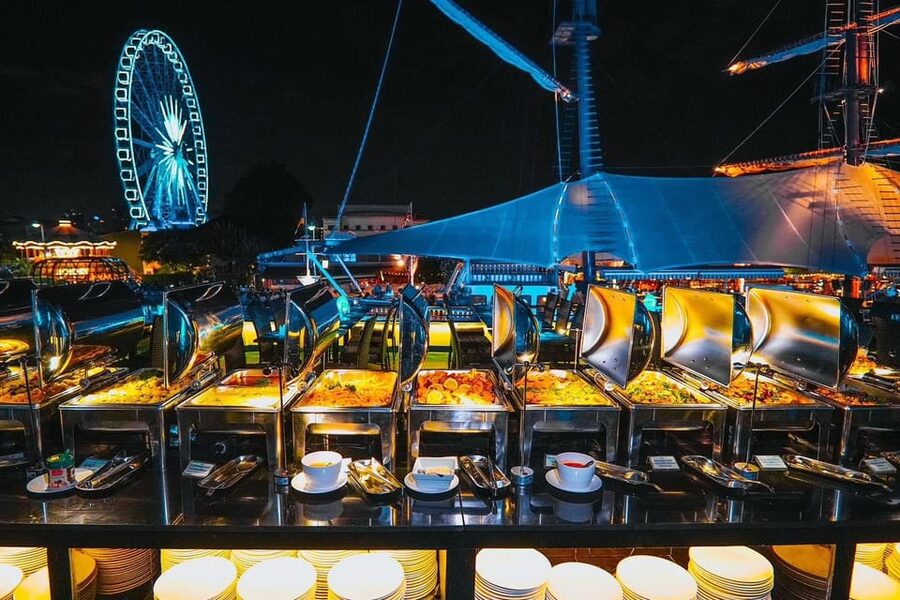 Bangkok: Royal Princess River Dinner Cruise with Live Music - Practical comfort and accessibility